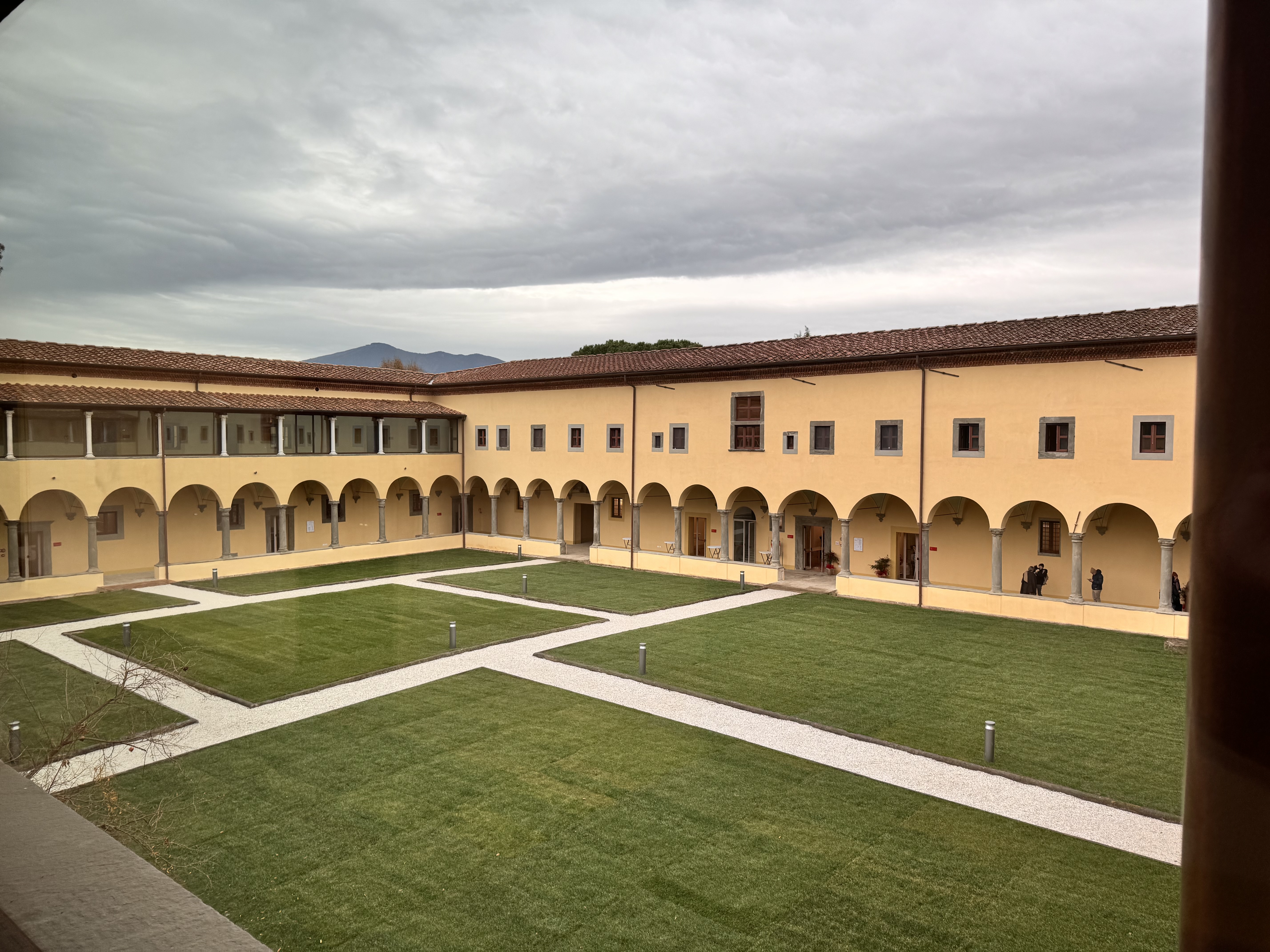  Convento di S. Croce in Fossabanda, il chiostro interno (Foto di G. Bettini)