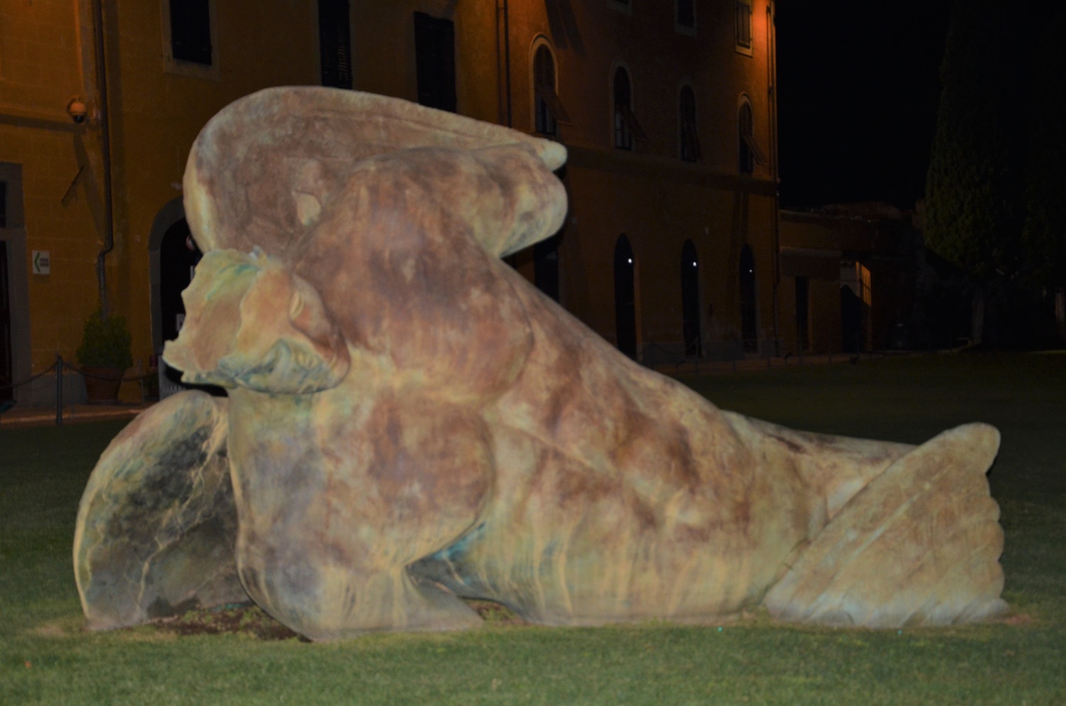 Statua di bronzo 'Agelo Caduto' dello scultore e pittore polacco Igor Mitoraj di fronte a Casa Dell'Opera (L. Corevi, Comune di Pisa)