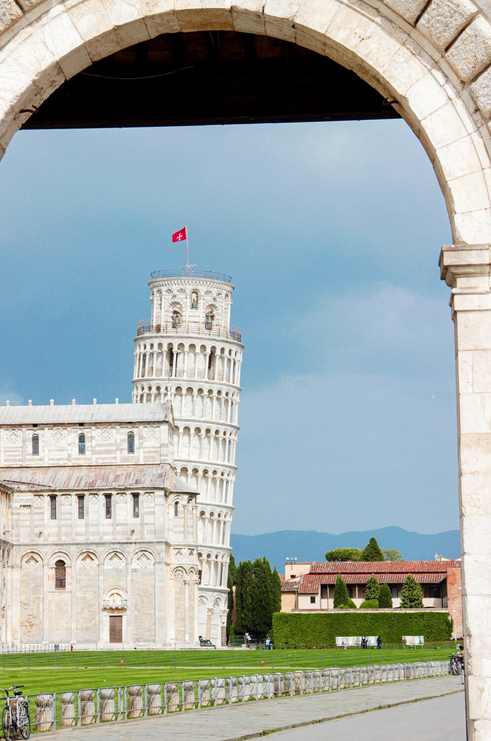 Veduta di Piazza del Duomo da Porta Nuova (G. Bettini, Comune di Pisa)