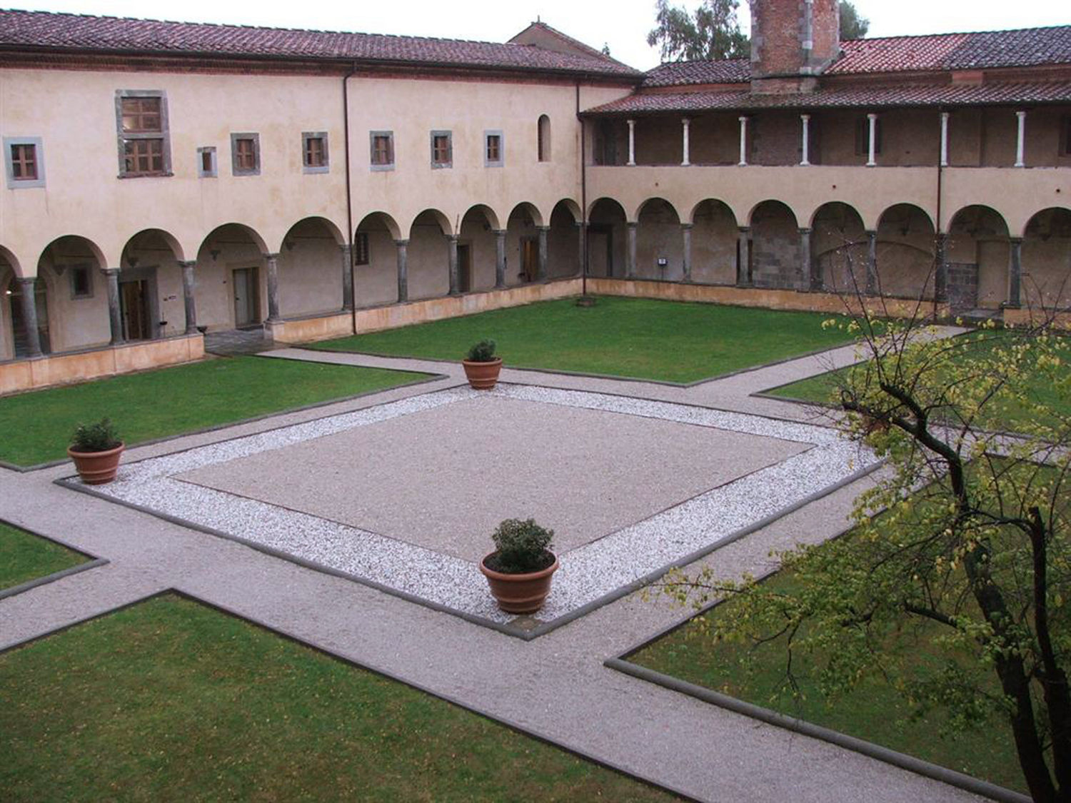 Convento di S. Croce in Fossabanda, il chiostro interno (da http://www.listaippocrate.it)