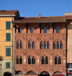 Facciata Palazzo Agostini e Caffè dell'Ussero (L. Corevi, Comune di Pisa)