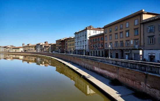 Lungarno Pacinotti, angolo via Curtatone e Montanara