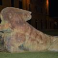 Statua di bronzo 'Agelo Caduto' dello scultore e pittore polacco Igor Mitoraj di fronte a Casa Dell'Opera (L. Corevi, Comune di Pisa)
